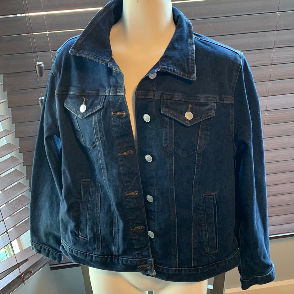 Time and Tru Dark denim jean jacket - size M - new with tags